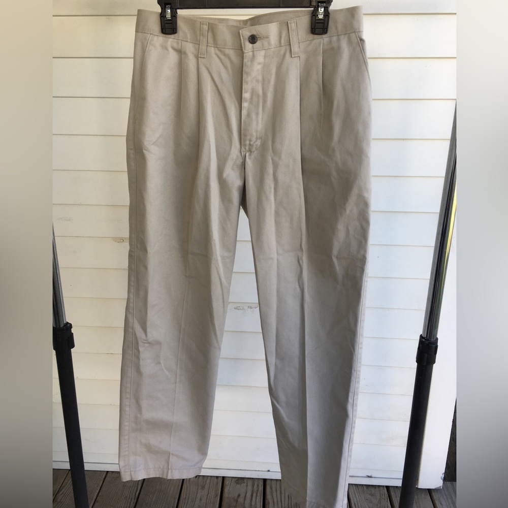Lee Men pleated Performance Khakis Sz 32/30